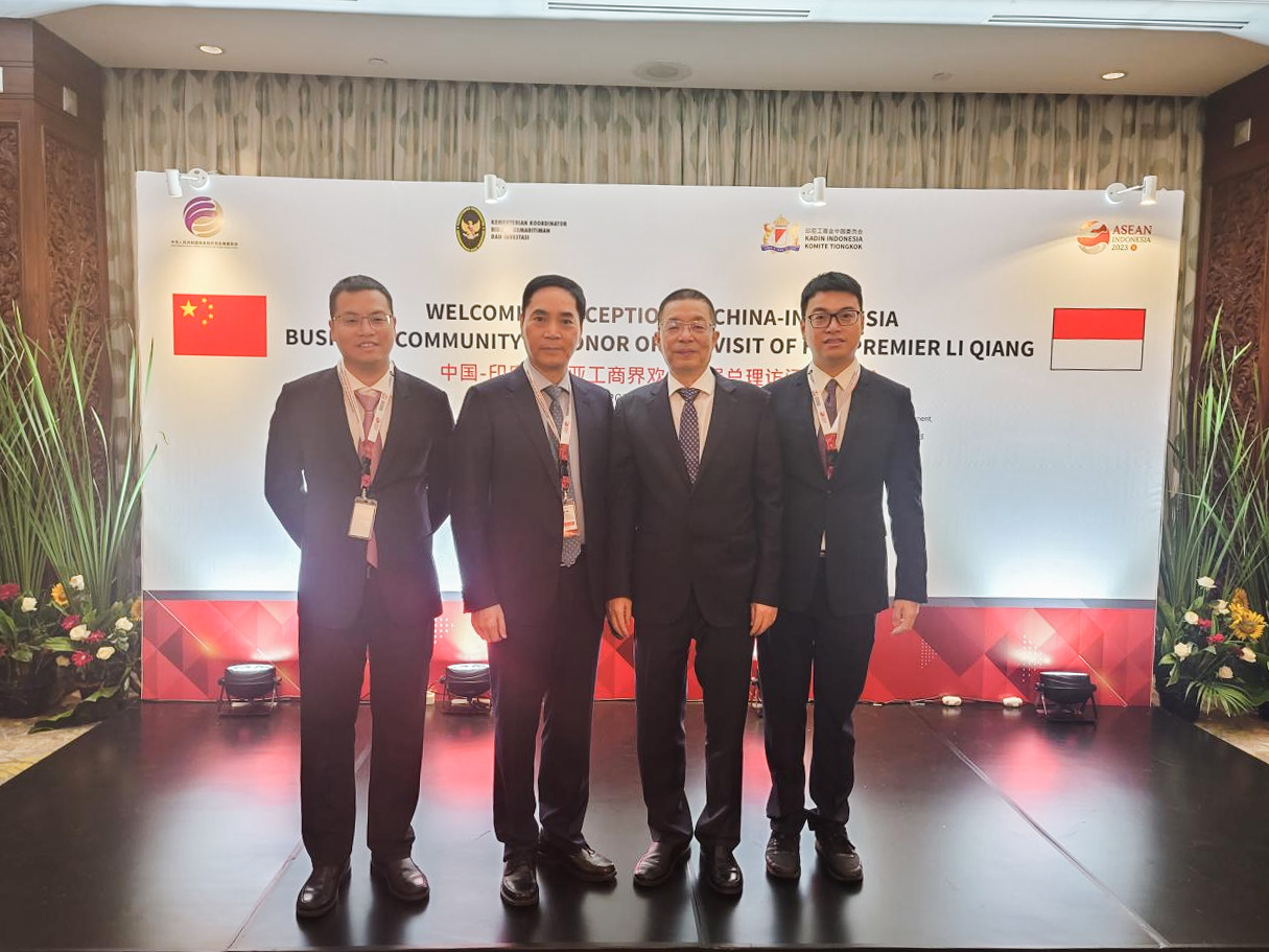 公司董事长项光明与青山集团董事局主席项光达，公司董事项鹏宇、项奕豪在晚餐会合影