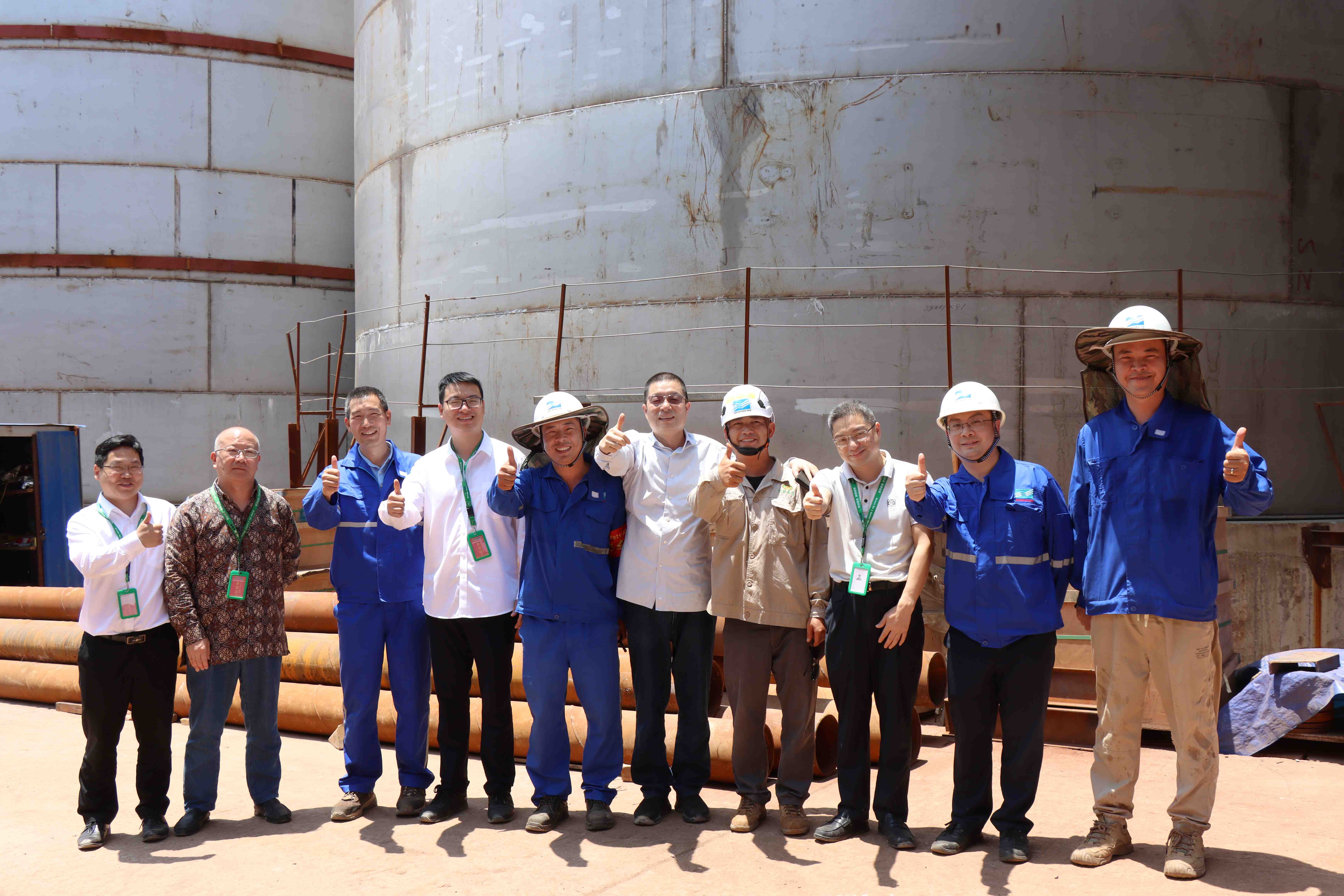 项光明董事长亲切慰问0022吕氏贵宾会设备派驻印尼青美邦项目的员工